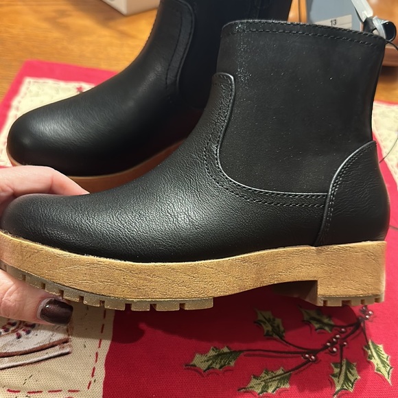 Girls Cat & Jack black Tinsley ankle boots with side zipper & traction s… - Picture 5 of 9